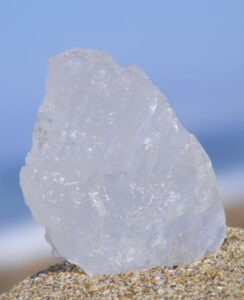La pierre d'alun est un minéral naturel qui a de nombreuses utilisations, principalement en raison de ses propriétés astringentes, antiseptiques et anti-transpirantes.