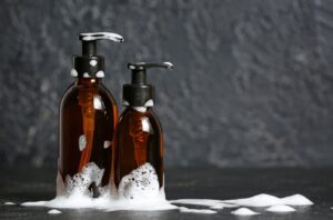 Utiliser un shampooing à barbe peut aider à maintenir une barbe propre, douce et saine.